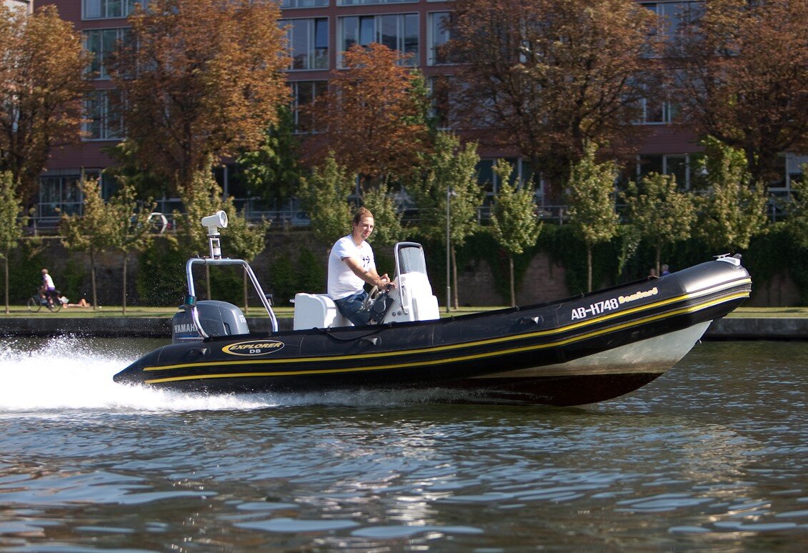 Motorboot auf Binnenschifffahrtstrasse
